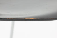 こちらは、デンマークの名門家具メーカーFritz Hansen(フリッツ・ハンセン)が生産した、デザイナーArne Jacobsen(アルネ・ヤコブセン)の作品「アントチェア」です。3本脚のデザインは、ヤコブセンの持つ独特のデザイン哲学を感じさせます。