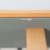 Hans J. WegnerがGetamaのために手掛けたGE258デイベッド。オーク材の端正な木肌と角脚による直線的で静かな佇まいが美しく、無駄を削ぎ落とした構造美にウェグナーらしい機能性が宿ります。背もたれを倒すことでベッドとしても使用できる実用的な設計で、ソファとしてリビングに置くのはもちろん、書斎やゲストルームでの簡易ベッドとしても活躍。経年により深まった木味とGetamaらしい堅牢なつくりが、北欧ビンテージならではの存在感と希少性を感じさせる一台です。