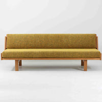 Hans J. WegnerがGetamaのために手掛けたGE258デイベッド。オーク材の端正な木肌と角脚による直線的で静かな佇まいが美しく、無駄を削ぎ落とした構造美にウェグナーらしい機能性が宿ります。背もたれを倒すことでベッドとしても使用できる実用的な設計で、ソファとしてリビングに置くのはもちろん、書斎やゲストルームでの簡易ベッドとしても活躍。経年により深まった木味とGetamaらしい堅牢なつくりが、北欧ビンテージならではの存在感と希少性を感じさせる一台です。