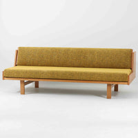 Hans J. WegnerがGetamaのために手掛けたGE258デイベッド。オーク材の端正な木肌と角脚による直線的で静かな佇まいが美しく、無駄を削ぎ落とした構造美にウェグナーらしい機能性が宿ります。背もたれを倒すことでベッドとしても使用できる実用的な設計で、ソファとしてリビングに置くのはもちろん、書斎やゲストルームでの簡易ベッドとしても活躍。経年により深まった木味とGetamaらしい堅牢なつくりが、北欧ビンテージならではの存在感と希少性を感じさせる一台です。