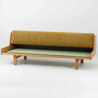 Hans J. WegnerがGetamaのために手掛けたGE258デイベッド。オーク材の端正な木肌と角脚による直線的で静かな佇まいが美しく、無駄を削ぎ落とした構造美にウェグナーらしい機能性が宿ります。背もたれを倒すことでベッドとしても使用できる実用的な設計で、ソファとしてリビングに置くのはもちろん、書斎やゲストルームでの簡易ベッドとしても活躍。経年により深まった木味とGetamaらしい堅牢なつくりが、北欧ビンテージならではの存在感と希少性を感じさせる一台です。