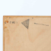 Hans J. Wegner(ハンス・J・ウェグナー)によってデザインされ、RY Mobler社により製造されたこちらのキャビネットは、美しいチーク材と実用的な構造が融合した北欧ビンテージ家具の名作です。扉にはチーク材特有の深い木目が活かされ、中央の控えめな金属製ハンドルがアクセントとなっています。内部は可動棚付きの2室構成で、食器類や書類、小物の整理にも適した収納力を備えています。注目すべきは、足摺にあたる下部のパーツにオーク材が使用されている点で、異なる木材の組み合わせが上質なコントラストを生み出しています。背面には「RY」ロゴと「27 APR 1959」のスタンプが残っており、当時のオリジナルであることが確認できます。リビングやダイニング、書斎などさまざまな空間で、温もりと凛とした佇まいを演出してくれる北欧ビンテージ家具らしい一台です。