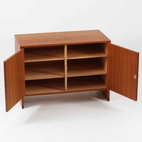 Hans J. Wegner(ハンス・J・ウェグナー)によってデザインされ、RY Mobler社により製造されたこちらのキャビネットは、美しいチーク材と実用的な構造が融合した北欧ビンテージ家具の名作です。扉にはチーク材特有の深い木目が活かされ、中央の控えめな金属製ハンドルがアクセントとなっています。内部は可動棚付きの2室構成で、食器類や書類、小物の整理にも適した収納力を備えています。注目すべきは、足摺にあたる下部のパーツにオーク材が使用されている点で、異なる木材の組み合わせが上質なコントラストを生み出しています。背面には「RY」ロゴと「27 APR 1959」のスタンプが残っており、当時のオリジナルであることが確認できます。リビングやダイニング、書斎などさまざまな空間で、温もりと凛とした佇まいを演出してくれる北欧ビンテージ家具らしい一台です。