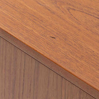 Hans J. Wegner(ハンス・J・ウェグナー)によってデザインされ、RY Mobler社により製造されたこちらのキャビネットは、美しいチーク材と実用的な構造が融合した北欧ビンテージ家具の名作です。扉にはチーク材特有の深い木目が活かされ、中央の控えめな金属製ハンドルがアクセントとなっています。内部は可動棚付きの2室構成で、食器類や書類、小物の整理にも適した収納力を備えています。注目すべきは、足摺にあたる下部のパーツにオーク材が使用されている点で、異なる木材の組み合わせが上質なコントラストを生み出しています。背面には「RY」ロゴと「27 APR 1959」のスタンプが残っており、当時のオリジナルであることが確認できます。リビングやダイニング、書斎などさまざまな空間で、温もりと凛とした佇まいを演出してくれる北欧ビンテージ家具らしい一台です。