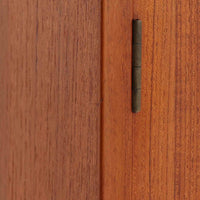 Hans J. Wegner(ハンス・J・ウェグナー)によってデザインされ、RY Mobler社により製造されたこちらのキャビネットは、美しいチーク材と実用的な構造が融合した北欧ビンテージ家具の名作です。扉にはチーク材特有の深い木目が活かされ、中央の控えめな金属製ハンドルがアクセントとなっています。内部は可動棚付きの2室構成で、食器類や書類、小物の整理にも適した収納力を備えています。注目すべきは、足摺にあたる下部のパーツにオーク材が使用されている点で、異なる木材の組み合わせが上質なコントラストを生み出しています。背面には「RY」ロゴと「27 APR 1959」のスタンプが残っており、当時のオリジナルであることが確認できます。リビングやダイニング、書斎などさまざまな空間で、温もりと凛とした佇まいを演出してくれる北欧ビンテージ家具らしい一台です。