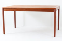 デンマーク製のダイニングテーブル。脚が固定された珍しいデザインで、上質なチーク材を贅沢に使用し、温かみのある色合いと美しい木目が特徴です。シンプルで洗練された細身の脚部は、接合部が特に美しく、北欧家具職人の高い技術が感じられます。装飾を排したミニマルなデザインながら、適度な厚みの天板が重厚感と軽やかさを兼ね備えています。4~6人用のサイズで、ダイニングテーブルとしてはもちろん、書斎デスクやワークテーブルとしても幅広く活用できる、汎用性の高い一品です。