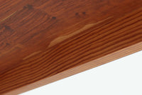 デンマーク製のダイニングテーブル。脚が固定された珍しいデザインで、上質なチーク材を贅沢に使用し、温かみのある色合いと美しい木目が特徴です。シンプルで洗練された細身の脚部は、接合部が特に美しく、北欧家具職人の高い技術が感じられます。装飾を排したミニマルなデザインながら、適度な厚みの天板が重厚感と軽やかさを兼ね備えています。4~6人用のサイズで、ダイニングテーブルとしてはもちろん、書斎デスクやワークテーブルとしても幅広く活用できる、汎用性の高い一品です。