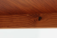 デンマーク製のダイニングテーブル。脚が固定された珍しいデザインで、上質なチーク材を贅沢に使用し、温かみのある色合いと美しい木目が特徴です。シンプルで洗練された細身の脚部は、接合部が特に美しく、北欧家具職人の高い技術が感じられます。装飾を排したミニマルなデザインながら、適度な厚みの天板が重厚感と軽やかさを兼ね備えています。4~6人用のサイズで、ダイニングテーブルとしてはもちろん、書斎デスクやワークテーブルとしても幅広く活用できる、汎用性の高い一品です。