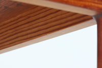 デンマーク製のダイニングテーブル。脚が固定された珍しいデザインで、上質なチーク材を贅沢に使用し、温かみのある色合いと美しい木目が特徴です。シンプルで洗練された細身の脚部は、接合部が特に美しく、北欧家具職人の高い技術が感じられます。装飾を排したミニマルなデザインながら、適度な厚みの天板が重厚感と軽やかさを兼ね備えています。4~6人用のサイズで、ダイニングテーブルとしてはもちろん、書斎デスクやワークテーブルとしても幅広く活用できる、汎用性の高い一品です。