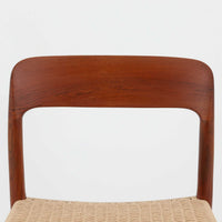 Niels O. MollerによるModel 75 ダイニングチェア。美しい曲線を描く背もたれと、繊細なラインで構成されたフレームが印象的な北欧デザインです。チーク材ならではの深みある木目と、丁寧に編み込まれたペーパーコード座面が調和し、軽やかさと上質感を兼ね備えています。背中をやさしく支える有機的なフォルムと高い職人技が感じられる構造で、ダイニングはもちろん書斎や空間のアクセントチェアとしても活躍。経年変化による味わいも魅力の北欧ビンテージを代表する一脚です。