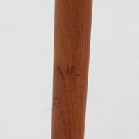 Niels O. MollerによるModel 75 ダイニングチェア。美しい曲線を描く背もたれと、繊細なラインで構成されたフレームが印象的な北欧デザインです。チーク材ならではの深みある木目と、丁寧に編み込まれたペーパーコード座面が調和し、軽やかさと上質感を兼ね備えています。背中をやさしく支える有機的なフォルムと高い職人技が感じられる構造で、ダイニングはもちろん書斎や空間のアクセントチェアとしても活躍。経年変化による味わいも魅力の北欧ビンテージを代表する一脚です。