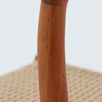 Niels O. MollerによるModel 75 ダイニングチェア。美しい曲線を描く背もたれと、繊細なラインで構成されたフレームが印象的な北欧デザインです。チーク材ならではの深みある木目と、丁寧に編み込まれたペーパーコード座面が調和し、軽やかさと上質感を兼ね備えています。背中をやさしく支える有機的なフォルムと高い職人技が感じられる構造で、ダイニングはもちろん書斎や空間のアクセントチェアとしても活躍。経年変化による味わいも魅力の北欧ビンテージを代表する一脚です。
