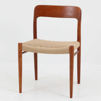 Niels O. MollerによるModel 75 ダイニングチェア。美しい曲線を描く背もたれと、繊細なラインで構成されたフレームが印象的な北欧デザインです。チーク材ならではの深みある木目と、丁寧に編み込まれたペーパーコード座面が調和し、軽やかさと上質感を兼ね備えています。背中をやさしく支える有機的なフォルムと高い職人技が感じられる構造で、ダイニングはもちろん書斎や空間のアクセントチェアとしても活躍。経年変化による味わいも魅力の北欧ビンテージを代表する一脚です。