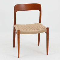 Niels O. MollerによるModel 75 ダイニングチェア。美しい曲線を描く背もたれと、繊細なラインで構成されたフレームが印象的な北欧デザインです。チーク材ならではの深みある木目と、丁寧に編み込まれたペーパーコード座面が調和し、軽やかさと上質感を兼ね備えています。背中をやさしく支える有機的なフォルムと高い職人技が感じられる構造で、ダイニングはもちろん書斎や空間のアクセントチェアとしても活躍。経年変化による味わいも魅力の北欧ビンテージを代表する一脚です。