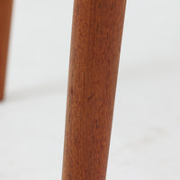 Niels O. MollerによるModel 75 ダイニングチェア。美しい曲線を描く背もたれと、繊細なラインで構成されたフレームが印象的な北欧デザインです。チーク材ならではの深みある木目と、丁寧に編み込まれたペーパーコード座面が調和し、軽やかさと上質感を兼ね備えています。背中をやさしく支える有機的なフォルムと高い職人技が感じられる構造で、ダイニングはもちろん書斎や空間のアクセントチェアとしても活躍。経年変化による味わいも魅力の北欧ビンテージを代表する一脚です。