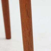 Niels O. MollerによるModel 75 ダイニングチェア。美しい曲線を描く背もたれと、繊細なラインで構成されたフレームが印象的な北欧デザインです。チーク材ならではの深みある木目と、丁寧に編み込まれたペーパーコード座面が調和し、軽やかさと上質感を兼ね備えています。背中をやさしく支える有機的なフォルムと高い職人技が感じられる構造で、ダイニングはもちろん書斎や空間のアクセントチェアとしても活躍。経年変化による味わいも魅力の北欧ビンテージを代表する一脚です。