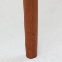 Niels O. MollerによるModel 75 ダイニングチェア。美しい曲線を描く背もたれと、繊細なラインで構成されたフレームが印象的な北欧デザインです。チーク材ならではの深みある木目と、丁寧に編み込まれたペーパーコード座面が調和し、軽やかさと上質感を兼ね備えています。背中をやさしく支える有機的なフォルムと高い職人技が感じられる構造で、ダイニングはもちろん書斎や空間のアクセントチェアとしても活躍。経年変化による味わいも魅力の北欧ビンテージを代表する一脚です。