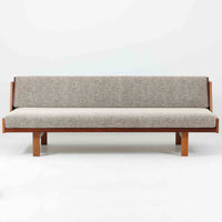 Hans J. WegnerがGetamaのためにデザインしたGE258デイベッド。チーク材ならではの深みある木肌と角脚の端正なラインが際立ち、直線を基調とした静かな造形美に北欧モダンの洗練が宿ります。背もたれを倒せばベッドとして使える機能的な構造で、リビングでは上質なソファ、ゲストルームや書斎では簡易ベッドとしても活躍する実用性の高い一台です。経年で増したチークの艶やかな表情とGetamaの堅牢なつくりが、ビンテージならではの風格と希少性を一層引き立てています。