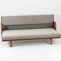 Hans J. WegnerがGetamaのためにデザインしたGE258デイベッド。チーク材ならではの深みある木肌と角脚の端正なラインが際立ち、直線を基調とした静かな造形美に北欧モダンの洗練が宿ります。背もたれを倒せばベッドとして使える機能的な構造で、リビングでは上質なソファ、ゲストルームや書斎では簡易ベッドとしても活躍する実用性の高い一台です。経年で増したチークの艶やかな表情とGetamaの堅牢なつくりが、ビンテージならではの風格と希少性を一層引き立てています。