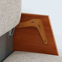 Hans J. WegnerがGetamaのためにデザインしたGE258デイベッド。チーク材ならではの深みある木肌と角脚の端正なラインが際立ち、直線を基調とした静かな造形美に北欧モダンの洗練が宿ります。背もたれを倒せばベッドとして使える機能的な構造で、リビングでは上質なソファ、ゲストルームや書斎では簡易ベッドとしても活躍する実用性の高い一台です。経年で増したチークの艶やかな表情とGetamaの堅牢なつくりが、ビンテージならではの風格と希少性を一層引き立てています。