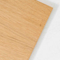 オーク材の美しい木目と柔らかな色味が魅力のこちらのボードは、幅120cmと使い勝手の良いサイズ感で、北欧ビンテージらしい洗練された佇まいが魅力です。内部には可動棚とフェルト付きの浅型引き出しが備えられ、日用品や小物の整理に最適。彫り込み式の取手やテーパードレッグなど、細部にまで配慮された上質な造りが光ります。販売店ラベルとして「Nr. Uttrup Boligmontering」が残されており、当時の流通背景を感じさせる一点物のアイテムです。