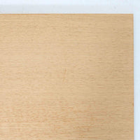 オーク材の美しい木目と柔らかな色味が魅力のこちらのボードは、幅120cmと使い勝手の良いサイズ感で、北欧ビンテージらしい洗練された佇まいが魅力です。内部には可動棚とフェルト付きの浅型引き出しが備えられ、日用品や小物の整理に最適。彫り込み式の取手やテーパードレッグなど、細部にまで配慮された上質な造りが光ります。販売店ラベルとして「Nr. Uttrup Boligmontering」が残されており、当時の流通背景を感じさせる一点物のアイテムです。