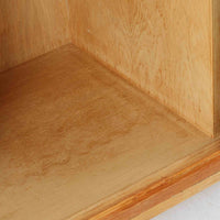 オーク材の美しい木目と柔らかな色味が魅力のこちらのボードは、幅120cmと使い勝手の良いサイズ感で、北欧ビンテージらしい洗練された佇まいが魅力です。内部には可動棚とフェルト付きの浅型引き出しが備えられ、日用品や小物の整理に最適。彫り込み式の取手やテーパードレッグなど、細部にまで配慮された上質な造りが光ります。販売店ラベルとして「Nr. Uttrup Boligmontering」が残されており、当時の流通背景を感じさせる一点物のアイテムです。