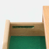 オーク材の美しい木目と柔らかな色味が魅力のこちらのボードは、幅120cmと使い勝手の良いサイズ感で、北欧ビンテージらしい洗練された佇まいが魅力です。内部には可動棚とフェルト付きの浅型引き出しが備えられ、日用品や小物の整理に最適。彫り込み式の取手やテーパードレッグなど、細部にまで配慮された上質な造りが光ります。販売店ラベルとして「Nr. Uttrup Boligmontering」が残されており、当時の流通背景を感じさせる一点物のアイテムです。