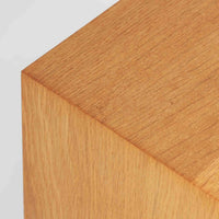 オーク材の美しい木目と柔らかな色味が魅力のこちらのボードは、幅120cmと使い勝手の良いサイズ感で、北欧ビンテージらしい洗練された佇まいが魅力です。内部には可動棚とフェルト付きの浅型引き出しが備えられ、日用品や小物の整理に最適。彫り込み式の取手やテーパードレッグなど、細部にまで配慮された上質な造りが光ります。販売店ラベルとして「Nr. Uttrup Boligmontering」が残されており、当時の流通背景を感じさせる一点物のアイテムです。