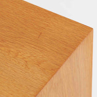 オーク材の美しい木目と柔らかな色味が魅力のこちらのボードは、幅120cmと使い勝手の良いサイズ感で、北欧ビンテージらしい洗練された佇まいが魅力です。内部には可動棚とフェルト付きの浅型引き出しが備えられ、日用品や小物の整理に最適。彫り込み式の取手やテーパードレッグなど、細部にまで配慮された上質な造りが光ります。販売店ラベルとして「Nr. Uttrup Boligmontering」が残されており、当時の流通背景を感じさせる一点物のアイテムです。