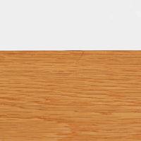 オーク材の美しい木目と柔らかな色味が魅力のこちらのボードは、幅120cmと使い勝手の良いサイズ感で、北欧ビンテージらしい洗練された佇まいが魅力です。内部には可動棚とフェルト付きの浅型引き出しが備えられ、日用品や小物の整理に最適。彫り込み式の取手やテーパードレッグなど、細部にまで配慮された上質な造りが光ります。販売店ラベルとして「Nr. Uttrup Boligmontering」が残されており、当時の流通背景を感じさせる一点物のアイテムです。