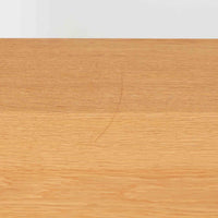 オーク材の美しい木目と柔らかな色味が魅力のこちらのボードは、幅120cmと使い勝手の良いサイズ感で、北欧ビンテージらしい洗練された佇まいが魅力です。内部には可動棚とフェルト付きの浅型引き出しが備えられ、日用品や小物の整理に最適。彫り込み式の取手やテーパードレッグなど、細部にまで配慮された上質な造りが光ります。販売店ラベルとして「Nr. Uttrup Boligmontering」が残されており、当時の流通背景を感じさせる一点物のアイテムです。