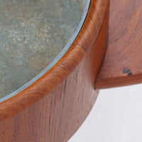 Arne Wahl Iversenがデザインし、Vinde Mobelfabrik社から製造されたユニークなプランター付きセンターテーブルは、チーク材の温かみと実用性を兼ね備えた北欧ビンテージの魅力あふれる一台です。天板の一部にメタル製の植栽スペースが組み込まれており、観葉植物や小物ディスプレイを楽しめる機能的な構造が特徴です。ラウンドフォルムに、スラリと伸びたテーパードレッグが軽やかさを加え、リビング空間に個性と洗練をもたらします。