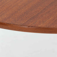 Arne Wahl Iversenがデザインし、Vinde Mobelfabrik社から製造されたユニークなプランター付きセンターテーブルは、チーク材の温かみと実用性を兼ね備えた北欧ビンテージの魅力あふれる一台です。天板の一部にメタル製の植栽スペースが組み込まれており、観葉植物や小物ディスプレイを楽しめる機能的な構造が特徴です。ラウンドフォルムに、スラリと伸びたテーパードレッグが軽やかさを加え、リビング空間に個性と洗練をもたらします。