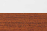 シンプルで洗練された佇まいが魅力のこちらの片袖デスクは、上質なチーク材を用いた北欧ビンテージ家具です。丸みを帯びたテーパードレッグや、緩やかにカーブした引き出しの取っ手が、温もりと職人技を感じさせるディテールとなっています。引き出しは3段構成で収納力があり、鍵付きの上段は大切な書類の保管にも最適です。コンパクトながら実用性に優れており、ワークデスクやドレッサー代わりとしてもおすすめできる逸品です。経年変化による木肌の風合いもビンテージならではの魅力で、空間に落ち着きと品格を与えてくれます。