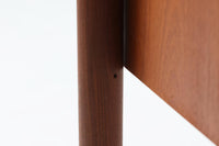 シンプルで洗練された佇まいが魅力のこちらの片袖デスクは、上質なチーク材を用いた北欧ビンテージ家具です。丸みを帯びたテーパードレッグや、緩やかにカーブした引き出しの取っ手が、温もりと職人技を感じさせるディテールとなっています。引き出しは3段構成で収納力があり、鍵付きの上段は大切な書類の保管にも最適です。コンパクトながら実用性に優れており、ワークデスクやドレッサー代わりとしてもおすすめできる逸品です。経年変化による木肌の風合いもビンテージならではの魅力で、空間に落ち着きと品格を与えてくれます。