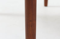 シンプルで洗練された佇まいが魅力のこちらの片袖デスクは、上質なチーク材を用いた北欧ビンテージ家具です。丸みを帯びたテーパードレッグや、緩やかにカーブした引き出しの取っ手が、温もりと職人技を感じさせるディテールとなっています。引き出しは3段構成で収納力があり、鍵付きの上段は大切な書類の保管にも最適です。コンパクトながら実用性に優れており、ワークデスクやドレッサー代わりとしてもおすすめできる逸品です。経年変化による木肌の風合いもビンテージならではの魅力で、空間に落ち着きと品格を与えてくれます。