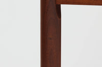 シンプルで洗練された佇まいが魅力のこちらの片袖デスクは、上質なチーク材を用いた北欧ビンテージ家具です。丸みを帯びたテーパードレッグや、緩やかにカーブした引き出しの取っ手が、温もりと職人技を感じさせるディテールとなっています。引き出しは3段構成で収納力があり、鍵付きの上段は大切な書類の保管にも最適です。コンパクトながら実用性に優れており、ワークデスクやドレッサー代わりとしてもおすすめできる逸品です。経年変化による木肌の風合いもビンテージならではの魅力で、空間に落ち着きと品格を与えてくれます。