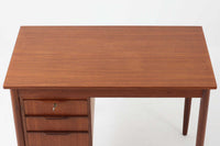 シンプルで洗練された佇まいが魅力のこちらの片袖デスクは、上質なチーク材を用いた北欧ビンテージ家具です。丸みを帯びたテーパードレッグや、緩やかにカーブした引き出しの取っ手が、温もりと職人技を感じさせるディテールとなっています。引き出しは3段構成で収納力があり、鍵付きの上段は大切な書類の保管にも最適です。コンパクトながら実用性に優れており、ワークデスクやドレッサー代わりとしてもおすすめできる逸品です。経年変化による木肌の風合いもビンテージならではの魅力で、空間に落ち着きと品格を与えてくれます。