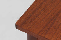 シンプルで洗練された佇まいが魅力のこちらの片袖デスクは、上質なチーク材を用いた北欧ビンテージ家具です。丸みを帯びたテーパードレッグや、緩やかにカーブした引き出しの取っ手が、温もりと職人技を感じさせるディテールとなっています。引き出しは3段構成で収納力があり、鍵付きの上段は大切な書類の保管にも最適です。コンパクトながら実用性に優れており、ワークデスクやドレッサー代わりとしてもおすすめできる逸品です。経年変化による木肌の風合いもビンテージならではの魅力で、空間に落ち着きと品格を与えてくれます。