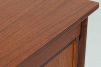 シンプルで洗練された佇まいが魅力のこちらの片袖デスクは、上質なチーク材を用いた北欧ビンテージ家具です。丸みを帯びたテーパードレッグや、緩やかにカーブした引き出しの取っ手が、温もりと職人技を感じさせるディテールとなっています。引き出しは3段構成で収納力があり、鍵付きの上段は大切な書類の保管にも最適です。コンパクトながら実用性に優れており、ワークデスクやドレッサー代わりとしてもおすすめできる逸品です。経年変化による木肌の風合いもビンテージならではの魅力で、空間に落ち着きと品格を与えてくれます。