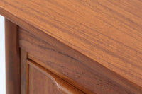 シンプルで洗練された佇まいが魅力のこちらの片袖デスクは、上質なチーク材を用いた北欧ビンテージ家具です。丸みを帯びたテーパードレッグや、緩やかにカーブした引き出しの取っ手が、温もりと職人技を感じさせるディテールとなっています。引き出しは3段構成で収納力があり、鍵付きの上段は大切な書類の保管にも最適です。コンパクトながら実用性に優れており、ワークデスクやドレッサー代わりとしてもおすすめできる逸品です。経年変化による木肌の風合いもビンテージならではの魅力で、空間に落ち着きと品格を与えてくれます。