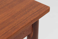 シンプルで洗練された佇まいが魅力のこちらの片袖デスクは、上質なチーク材を用いた北欧ビンテージ家具です。丸みを帯びたテーパードレッグや、緩やかにカーブした引き出しの取っ手が、温もりと職人技を感じさせるディテールとなっています。引き出しは3段構成で収納力があり、鍵付きの上段は大切な書類の保管にも最適です。コンパクトながら実用性に優れており、ワークデスクやドレッサー代わりとしてもおすすめできる逸品です。経年変化による木肌の風合いもビンテージならではの魅力で、空間に落ち着きと品格を与えてくれます。