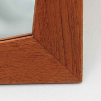 美しい曲線を描いたチーク材のフレームが印象的な壁掛け/立掛けミラーは、北欧ビンテージ家具ならではの優雅さと落ち着いた佇まいを備えています。フレームの内側がわずかに湾曲しており、シンプルなデザインの中にも洗練された個性を感じさせる仕上がりです。軽量で取り扱いやすく、壁に掛けても床に立てかけても絵になる一台。玄関やリビング、寝室のアクセントとして、空間に自然な広がりと明るさをもたらしてく