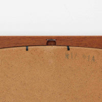 美しい曲線を描いたチーク材のフレームが印象的な壁掛け/立掛けミラーは、北欧ビンテージ家具ならではの優雅さと落ち着いた佇まいを備えています。フレームの内側がわずかに湾曲しており、シンプルなデザインの中にも洗練された個性を感じさせる仕上がりです。軽量で取り扱いやすく、壁に掛けても床に立てかけても絵になる一台。玄関やリビング、寝室のアクセントとして、空間に自然な広がりと明るさをもたらしてく