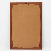 美しい曲線を描いたチーク材のフレームが印象的な壁掛け/立掛けミラーは、北欧ビンテージ家具ならではの優雅さと落ち着いた佇まいを備えています。フレームの内側がわずかに湾曲しており、シンプルなデザインの中にも洗練された個性を感じさせる仕上がりです。軽量で取り扱いやすく、壁に掛けても床に立てかけても絵になる一台。玄関やリビング、寝室のアクセントとして、空間に自然な広がりと明るさをもたらしてく