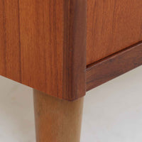 デンマークのP.Westergaards Mobelfabrikによる4段チェストは、チーク材とビーチ材のコントラストが美しい北欧ビンテージ家具です。丸みを帯びた取手と柔らかな木目が温もりを感じさせ、シンプルながらも洗練された佇まいが魅力の一台。引き出しは滑らかに開閉でき、衣類や雑貨の収納にも適しており、寝室やリビング、玄関など多様な空間で活躍します。脚部には明るい色合いのビーチ材が用いられ、軽やかな印象を添えるとともに、ビンテージらしい素材の経年変化もお楽しみいただけます。実用性とデザイン性を兼ね備えた希少なチェストです。