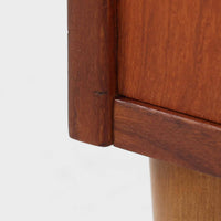 デンマークのP.Westergaards Mobelfabrikによる4段チェストは、チーク材とビーチ材のコントラストが美しい北欧ビンテージ家具です。丸みを帯びた取手と柔らかな木目が温もりを感じさせ、シンプルながらも洗練された佇まいが魅力の一台。引き出しは滑らかに開閉でき、衣類や雑貨の収納にも適しており、寝室やリビング、玄関など多様な空間で活躍します。脚部には明るい色合いのビーチ材が用いられ、軽やかな印象を添えるとともに、ビンテージらしい素材の経年変化もお楽しみいただけます。実用性とデザイン性を兼ね備えた希少なチェストです。