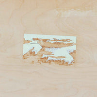 デンマークのP.Westergaards Mobelfabrikによる4段チェストは、チーク材とビーチ材のコントラストが美しい北欧ビンテージ家具です。丸みを帯びた取手と柔らかな木目が温もりを感じさせ、シンプルながらも洗練された佇まいが魅力の一台。引き出しは滑らかに開閉でき、衣類や雑貨の収納にも適しており、寝室やリビング、玄関など多様な空間で活躍します。脚部には明るい色合いのビーチ材が用いられ、軽やかな印象を添えるとともに、ビンテージらしい素材の経年変化もお楽しみいただけます。実用性とデザイン性を兼ね備えた希少なチェストです。