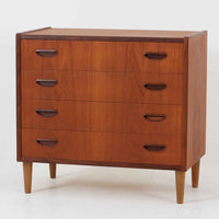 デンマークのP.Westergaards Mobelfabrikによる4段チェストは、チーク材とビーチ材のコントラストが美しい北欧ビンテージ家具です。丸みを帯びた取手と柔らかな木目が温もりを感じさせ、シンプルながらも洗練された佇まいが魅力の一台。引き出しは滑らかに開閉でき、衣類や雑貨の収納にも適しており、寝室やリビング、玄関など多様な空間で活躍します。脚部には明るい色合いのビーチ材が用いられ、軽やかな印象を添えるとともに、ビンテージらしい素材の経年変化もお楽しみいただけます。実用性とデザイン性を兼ね備えた希少なチェストです。